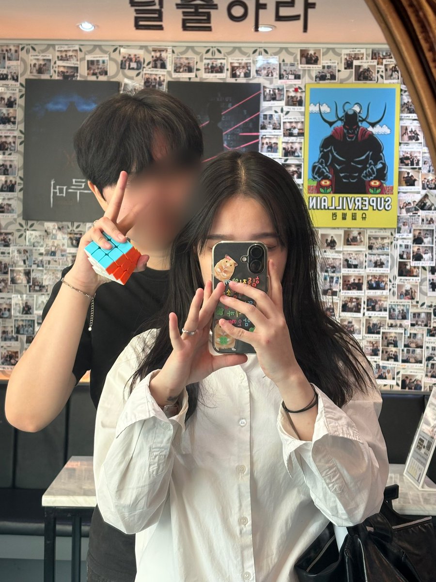 _yo0on's tweet photo. 큐브 맞추는 거 좋아하고 사진 찍으면 브이하는 바보 가나디…♡ https://t.co/ISNrkSdI5N