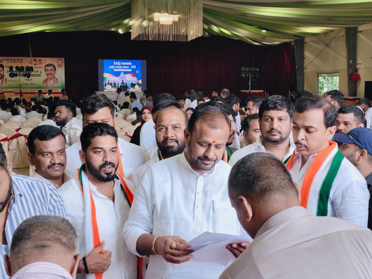 IYCTelangana's tweet photo. ఉప్పల్ నియోజకవర్గ కాంగ్రెస్ పార్టీ ఇన్‌చార్జ్ మందుముల పరమేశ్వర్ రెడ్డి గారి ఆధ్వర్యంలో BLAలకు SIR (Special Intensive Revision)పై అవగాహన కార్యక్రమం నిర్వహించారు. ఈ కార్యక్రమంలో రాజ్యసభ సభ్యుడు అనిల్ కుమార్ యాదవ్ గారు, డీసీసీ అధ్యక్షులు తోటకూర వజ్రేష్ యాదవ్ గారు, నియోజకవర్గ కోఆర్డినేటర్ ఇందిర శోభన్ గారు తదితరులు పాల్గొన్నారు.

SIR ప్రక్రియ పారదర్శకంగా, నిష్పక్షపాతంగా సాగాలని, అర్హులైన ఒక్క ఓటరు పేరు కూడా జాబితా నుంచి తొలగిపోకుండా అధికారులు జాగ్రత్తలు తీసుకోవాలని నేతలు సూచించారు.
#MandumulaParameshwarReddy
#UppalCongress
#AnilKumarYadavMP
#ThotakuraVajreshYadav
#IndiraShobhan
#UppalPolitics
#SpecialIntensiveRevision
#SIR_Awareness
#BLA_Meeting
#VoterListTransparency
#SaveEveryVote
#UppalBLA