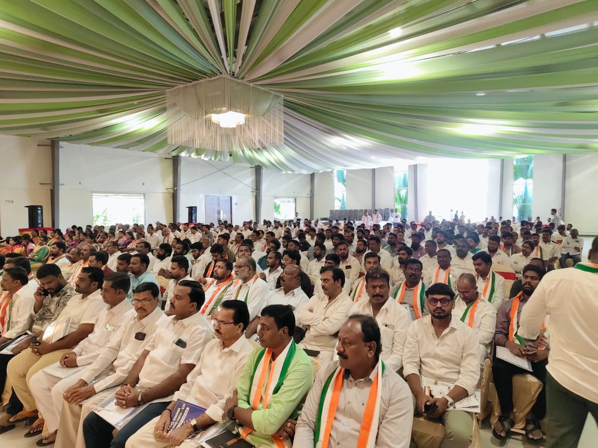IYCTelangana's tweet photo. ఉప్పల్ నియోజకవర్గ కాంగ్రెస్ పార్టీ ఇన్‌చార్జ్ మందుముల పరమేశ్వర్ రెడ్డి గారి ఆధ్వర్యంలో BLAలకు SIR (Special Intensive Revision)పై అవగాహన కార్యక్రమం నిర్వహించారు. ఈ కార్యక్రమంలో రాజ్యసభ సభ్యుడు అనిల్ కుమార్ యాదవ్ గారు, డీసీసీ అధ్యక్షులు తోటకూర వజ్రేష్ యాదవ్ గారు, నియోజకవర్గ కోఆర్డినేటర్ ఇందిర శోభన్ గారు తదితరులు పాల్గొన్నారు.

SIR ప్రక్రియ పారదర్శకంగా, నిష్పక్షపాతంగా సాగాలని, అర్హులైన ఒక్క ఓటరు పేరు కూడా జాబితా నుంచి తొలగిపోకుండా అధికారులు జాగ్రత్తలు తీసుకోవాలని నేతలు సూచించారు.
#MandumulaParameshwarReddy
#UppalCongress
#AnilKumarYadavMP
#ThotakuraVajreshYadav
#IndiraShobhan
#UppalPolitics
#SpecialIntensiveRevision
#SIR_Awareness
#BLA_Meeting
#VoterListTransparency
#SaveEveryVote
#UppalBLA