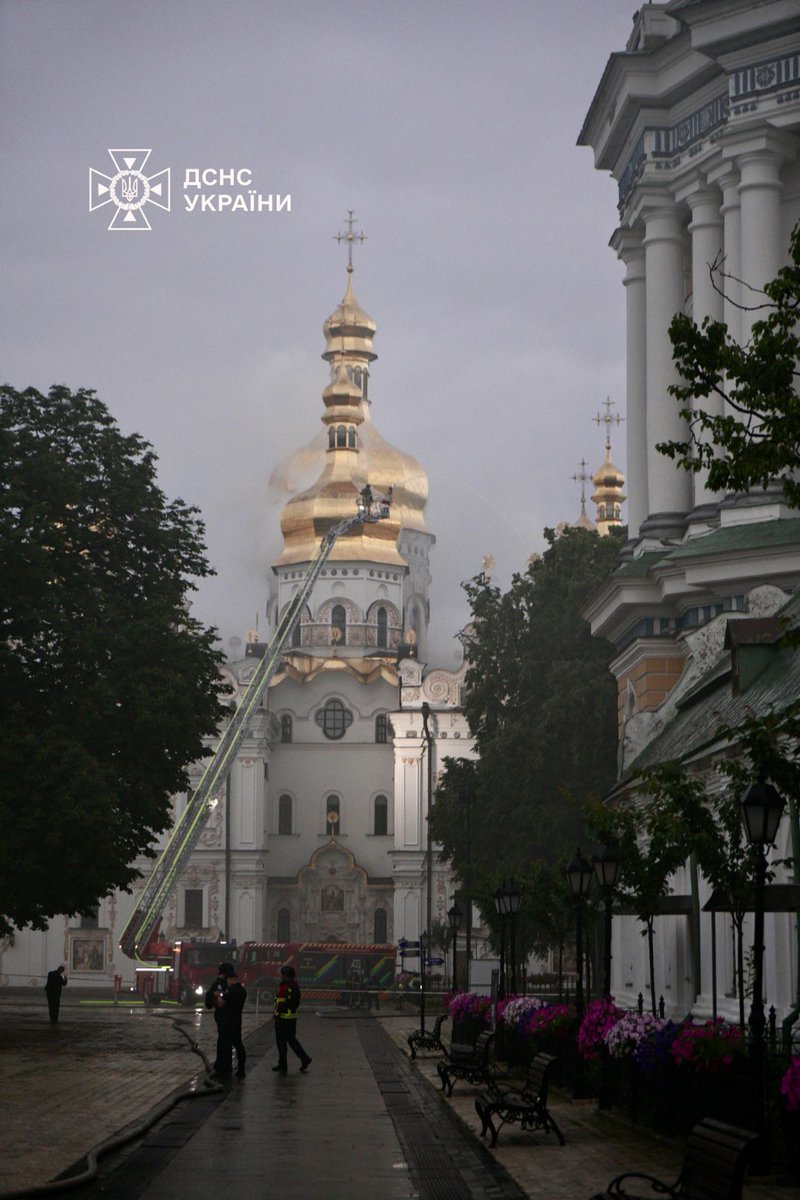 SESU_UA's tweet photo. У Києві на території Києво-Печерської Лаври триває ліквідація наслідків російських ударів. Виникла пожежа даху Успенського Собору на площі близько 800 кв. м. 
Також сталося займання будівлі музейного комплексу «Мистецький арсенал» на площі 1000 кв. м https://t.co/Jly7vUa2db