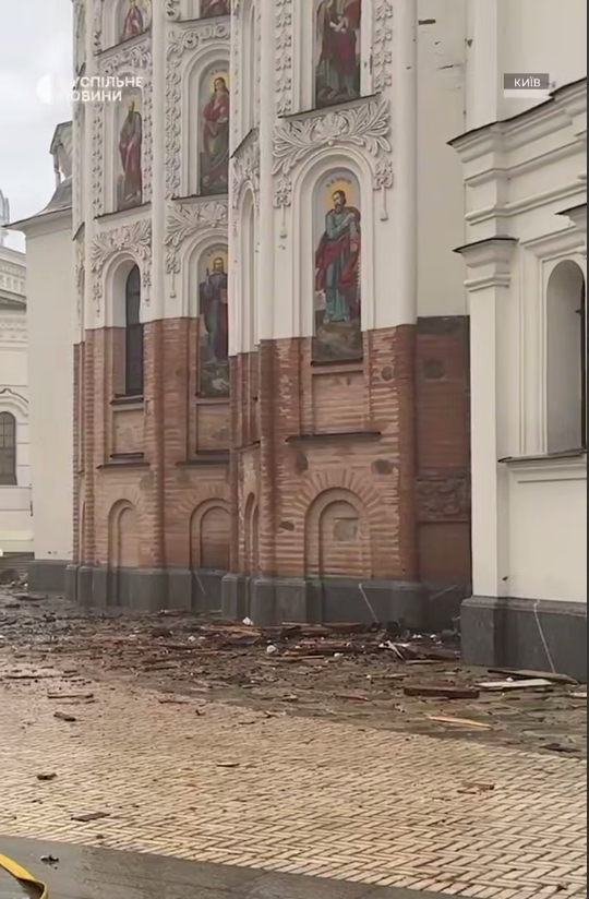 Q0MT6pFmbVqynsM's tweet photo. Киево-Печерская Лавра после удара русских https://t.co/grFSeJX4od