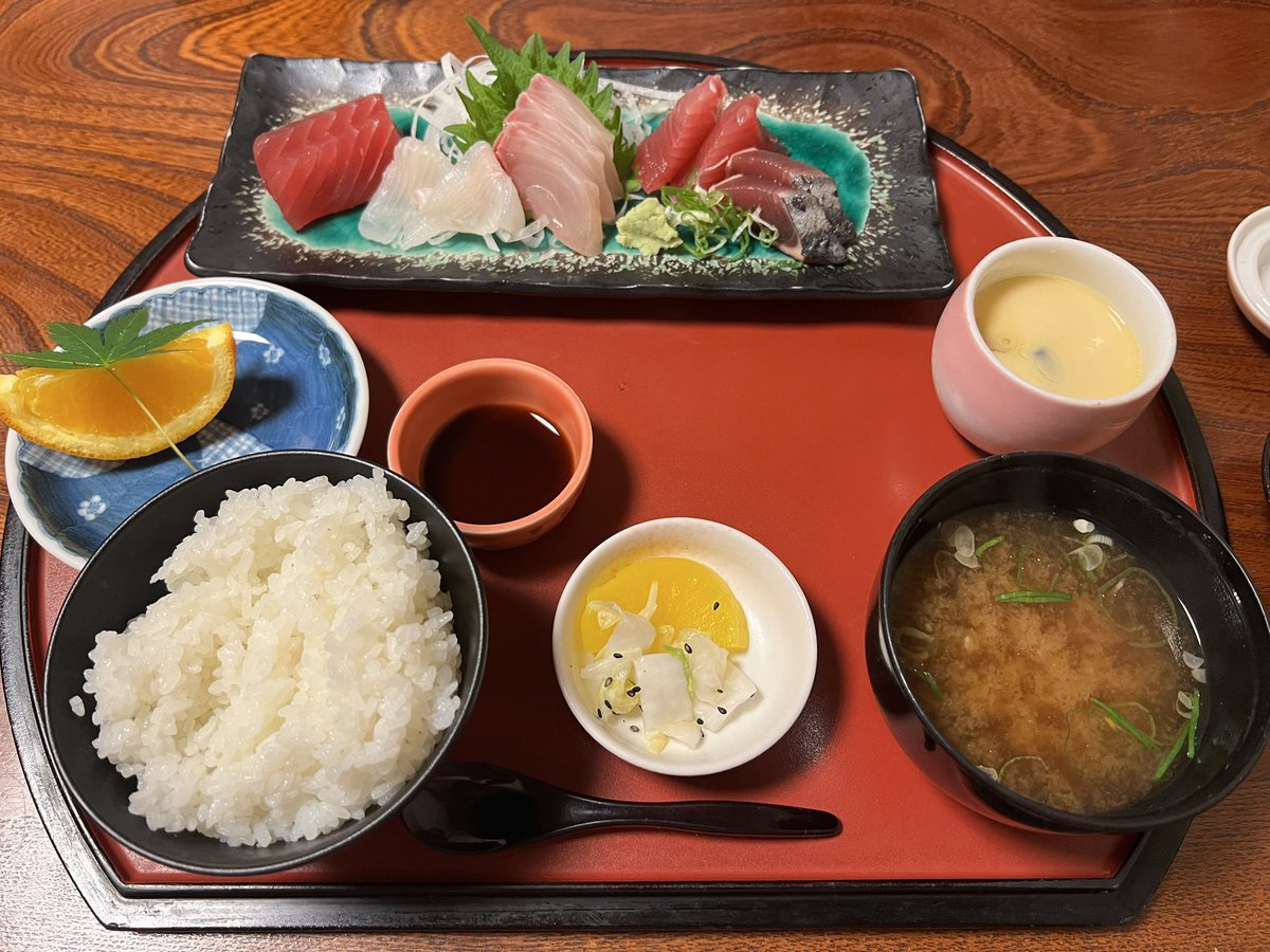 aicomo285's tweet photo. 夕食食べに行った

前回来た時は「大きな」に惹かれて海老フライ定食食べた

今回はお刺身の定食🤤

ご馳走様でした🙏🏻 https://t.co/vg8JEUwpob