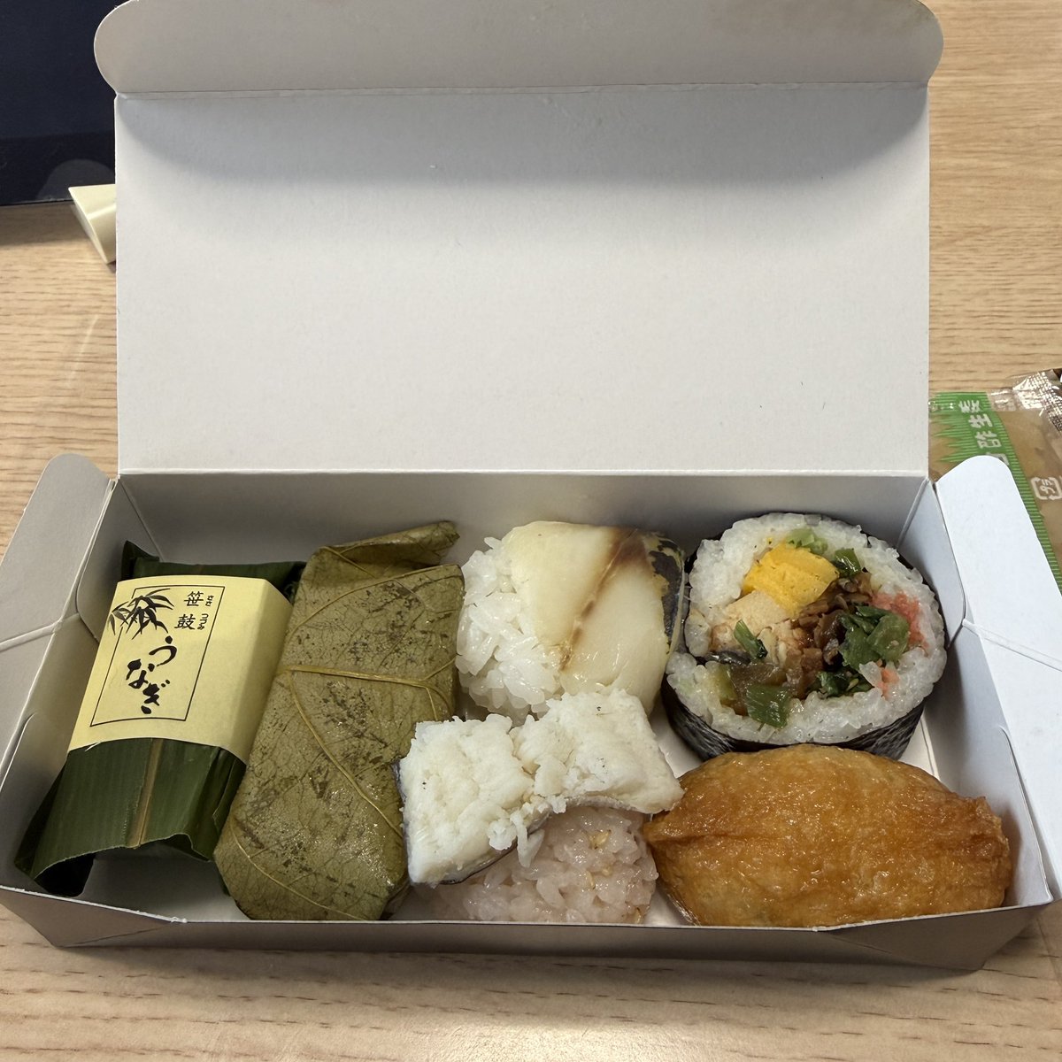 eof602's tweet photo. お昼はお弁当買ってきた😊ｳﾏｳﾏ💕 https://t.co/Ux2qRyKYvz