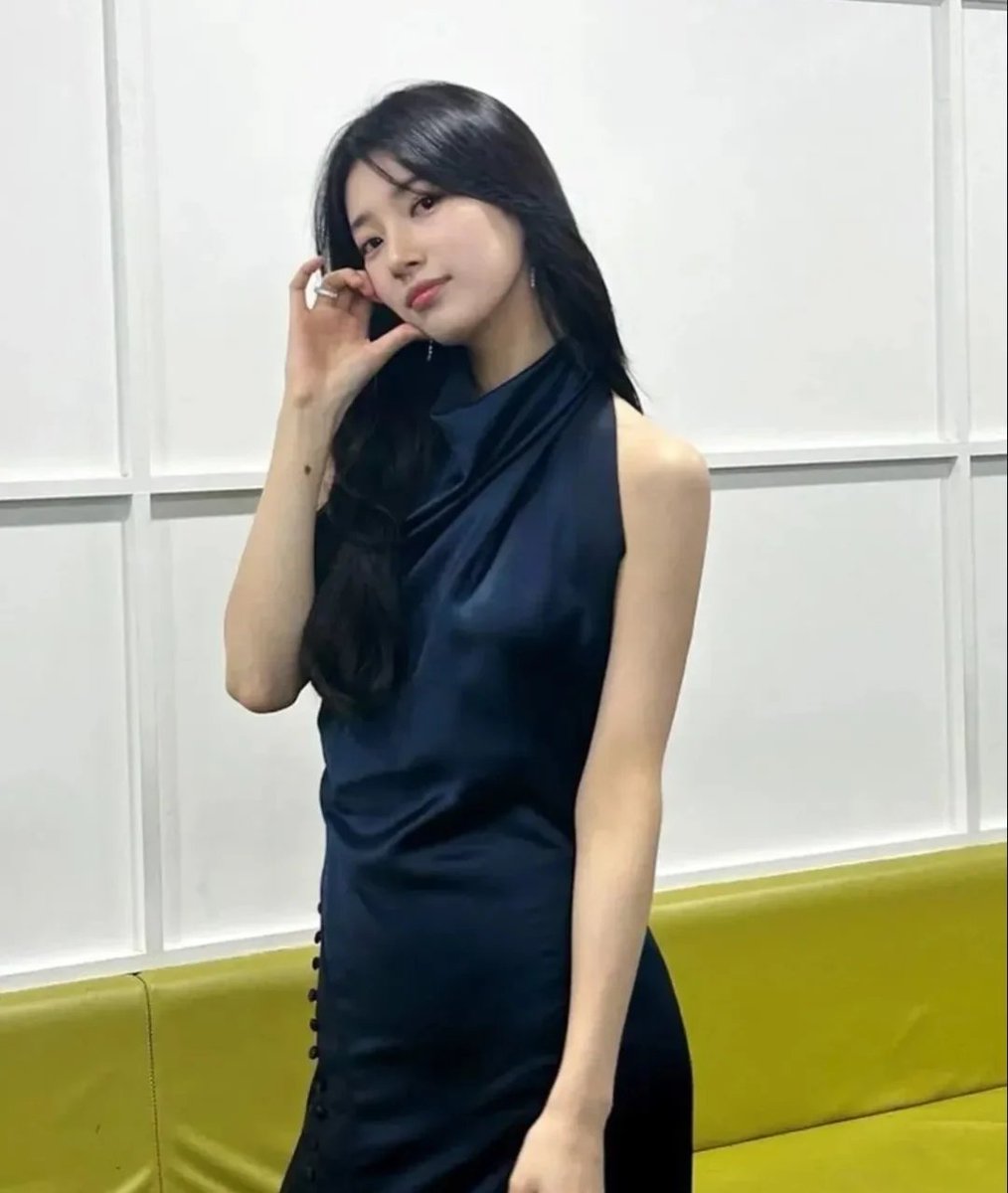 pannchoa's tweet photo. Kim Jiwon and Suzy wearing the same dress
https://t.co/PCASjYjd32 https://t.co/7pWGfWyXiT