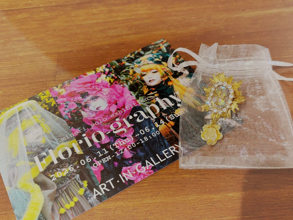 ponpo_ch's tweet photo. minoriさん(@cute_minori )の個展「Florio-graphy」へ♡
美写真と衣装の展示にうっとり…！
(ご本人にキモ視線を送る不審者になってしまった🥹)
美麗なイラストや天才的な枕のネックレスにときめき、最後の一個だったオーロラの指輪をお迎え✨
緑合わせの素敵なお二人に挟まれて嬉し恥ずかしでした♡ https://t.co/4GrbXcmZyR