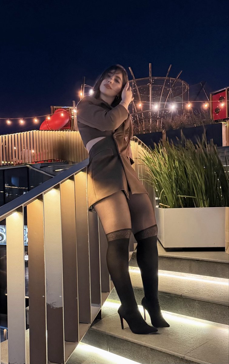 Cristinaguez's tweet photo. Las pantimedias con tacones altos siempre serán un sí para mí, me encantan 🖤👠 https://t.co/rPE3JAnxZd