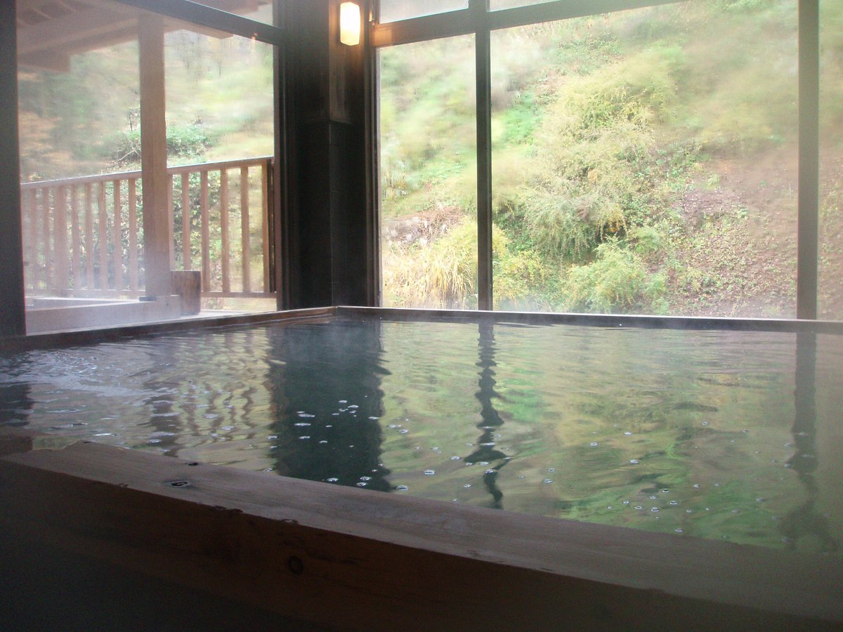 onsensommelier's tweet photo. 新潟県蓬平温泉「よもやま館」です。
蓬平温泉は温泉宿が３軒あります。
よもやま館は塩化物泉、炭酸水素塩泉ですが、あとの２軒は硫黄泉です。
https://t.co/sxRm06I6Gy
#ホテルマニアの温泉ソムリエ
#温泉ソムリエ https://t.co/6edwV9a0jM