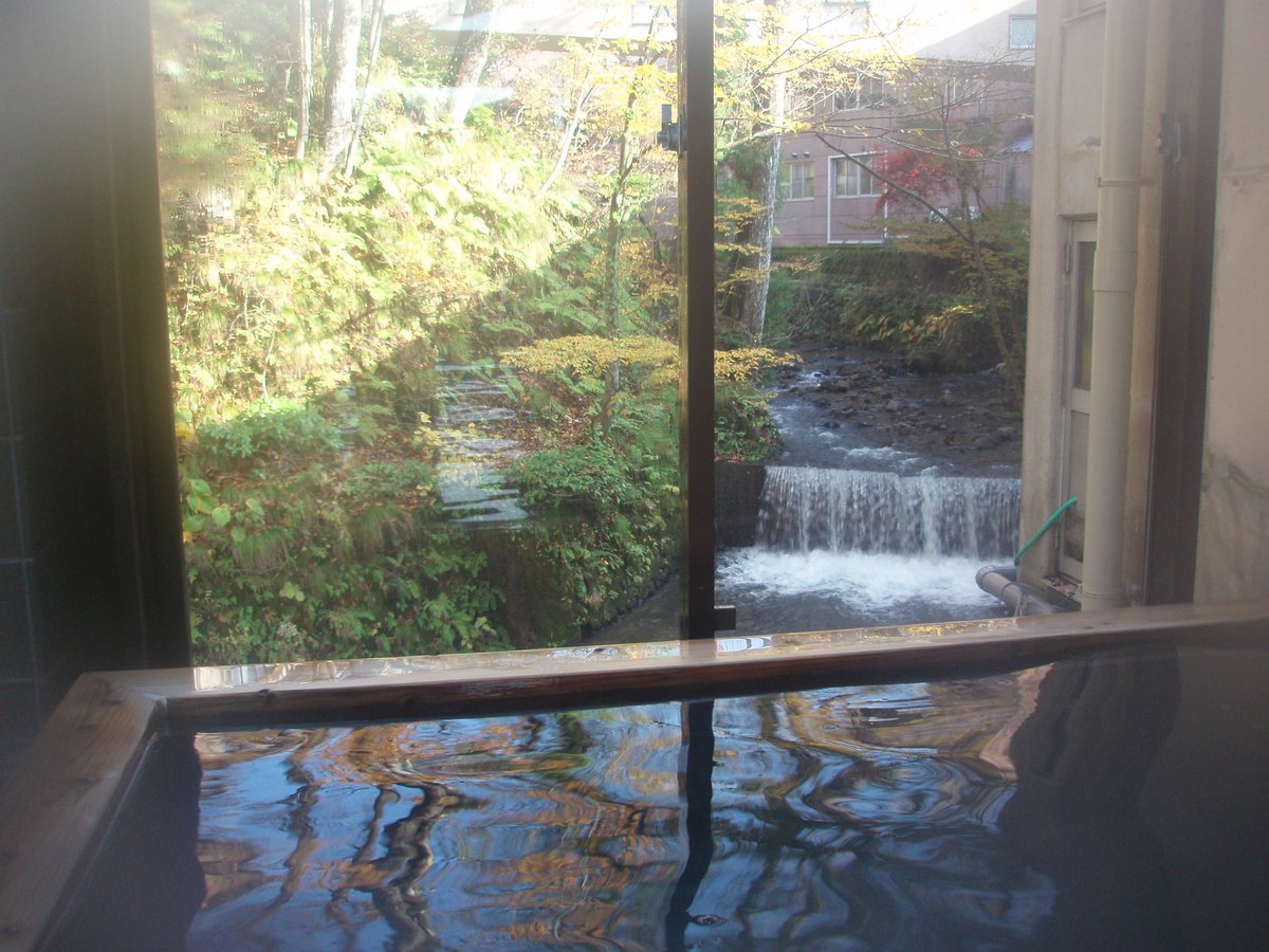 onsensommelier's tweet photo. 新潟県蓬平温泉「よもやま館」です。
蓬平温泉は温泉宿が３軒あります。
よもやま館は塩化物泉、炭酸水素塩泉ですが、あとの２軒は硫黄泉です。
https://t.co/sxRm06I6Gy
#ホテルマニアの温泉ソムリエ
#温泉ソムリエ https://t.co/6edwV9a0jM