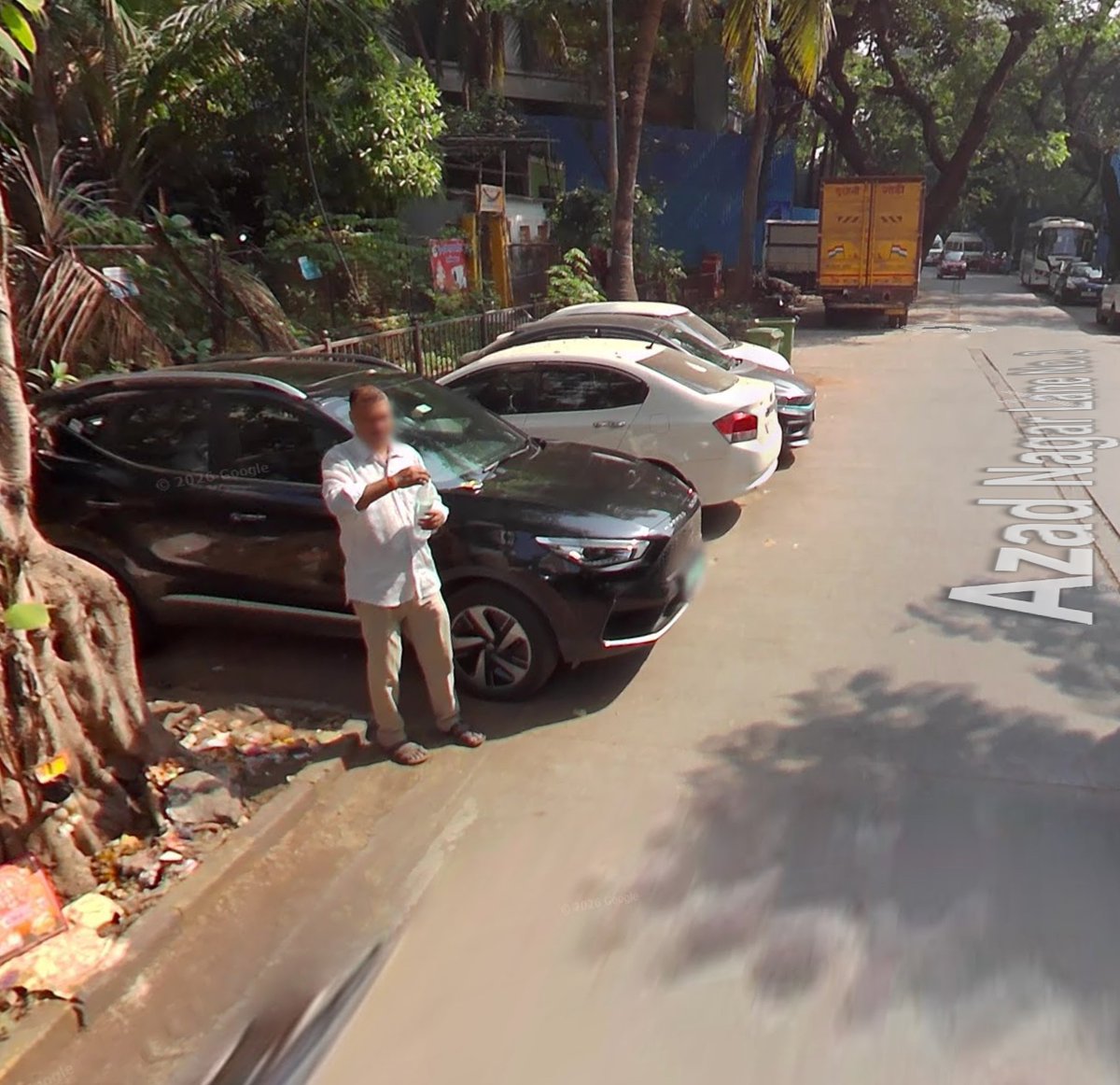 jsstn's tweet photo. @mid_day: ASK THE GOVT
Illegal parking on Azad Nagar Lane No. 3 has completely taken over this two-lane road.

Authorities, please intervene and restore free movement for residents and commuters. https://t.co/CyaG0fHBdu