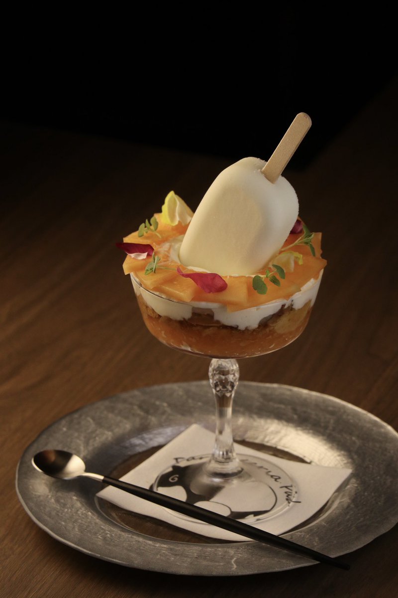 pal_osaka's tweet photo. 夜パフェ専門店
Parfaiteria PaL 心斎橋

━━━━━━パフェの紹介━━━━━━

『 Oops‼︎ 』

おっと！
アイスバーを落として生まれた「Oops!!」
ジューシーな赤肉メロンを添え、
思わぬハプニングをそのまま楽しむパフェです。

遊び心あふれる味わいが、
最後まで新鮮な驚きを届けます。 https://t.co/EJEY81MICi