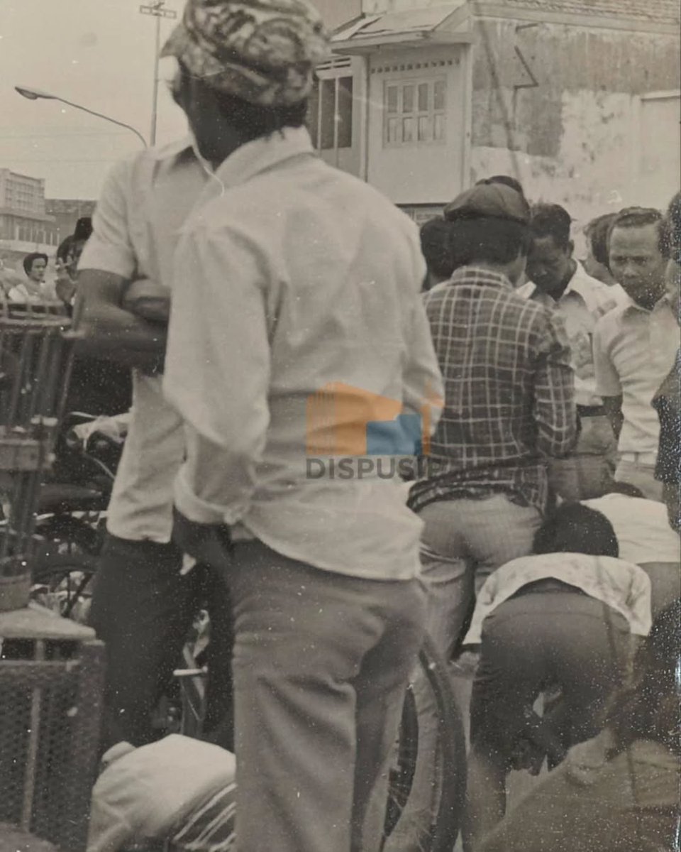 kotajaktim's tweet photo. Masihkah ingat pasar burung pertama yang pernah Sobat Jaktim kunjungi? Atau, burung apa yang dulu pernah dipelihara di rumahmu? Ceritakan di kolom komentar! 👇
Sumber: @arsip_jakarta
#bw #arsip jakarta https://t.co/xinU9iuozk