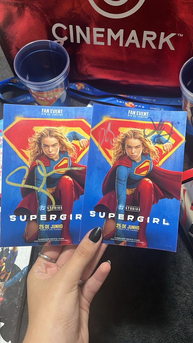 maaiasoph's tweet photo. uma vez a minha namorada disse q gostava da super girl, desde então eu faço tudo tudo q posso para vê-la feliz com as coisinhas de super herói dela. Hoje eu consegui oque ela mais queria, o autógrafo da Milly! https://t.co/9dYZWhw1HB
