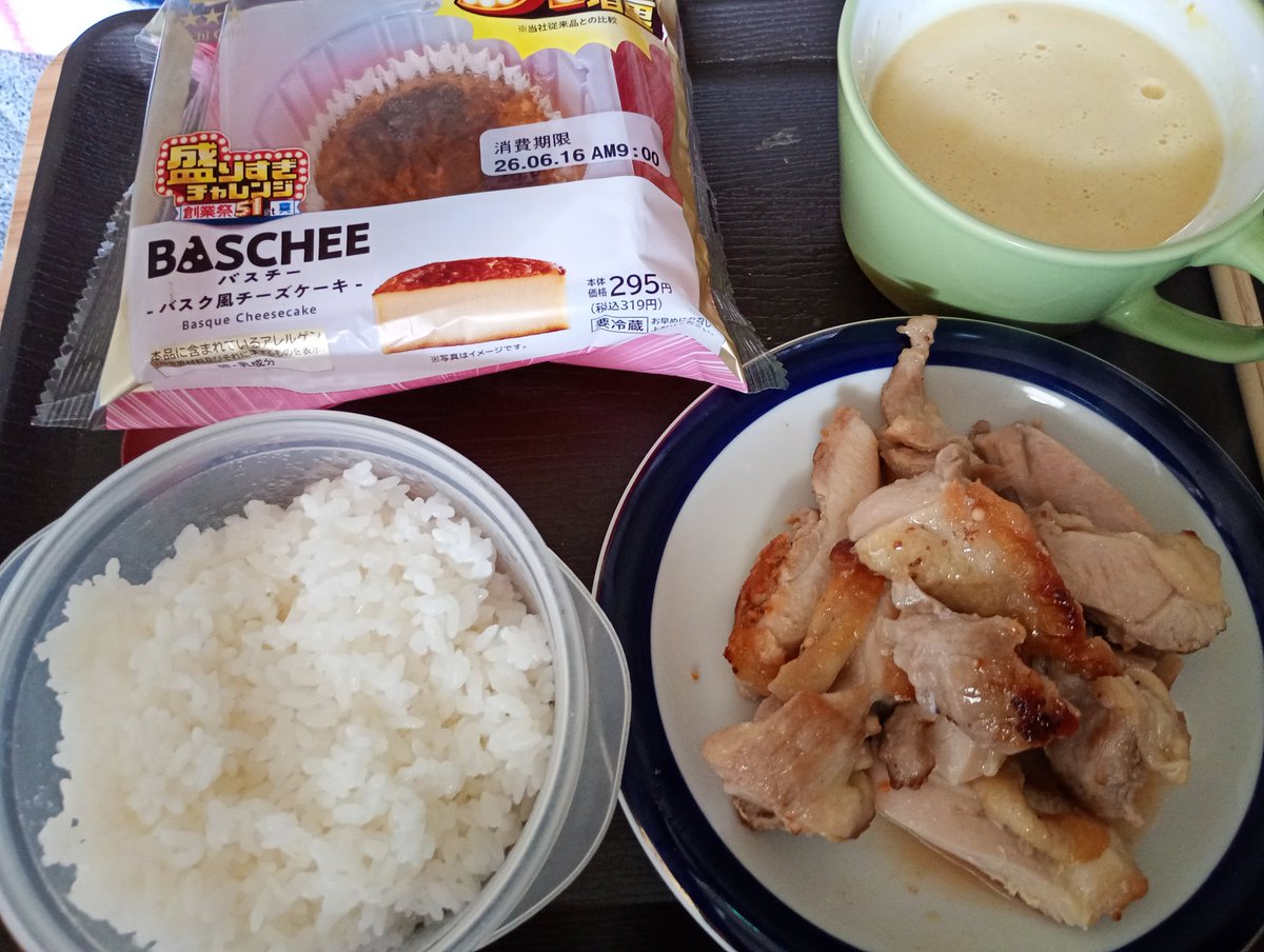 nanamihalgreen's tweet photo. 肉🍖待望の🍖
いただきまーーす！
ŧ‹”ŧ‹”( ‘ч’ )ŧ‹”ŧ‹”

炊きたてご飯待ちきれず、冷凍ご飯がシャバ復帰最初のご飯だけど、いいんだ！！
野菜？そんなん知らんw https://t.co/nVon3eaKzg