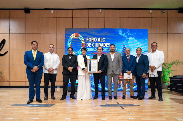 DiarioAzua's tweet photo. Premio internacional galardona el impacto social del Plan Nacional de Muelles de APORDOM https://t.co/u9r5toud3F @APORDOM https://t.co/2TLNELimup