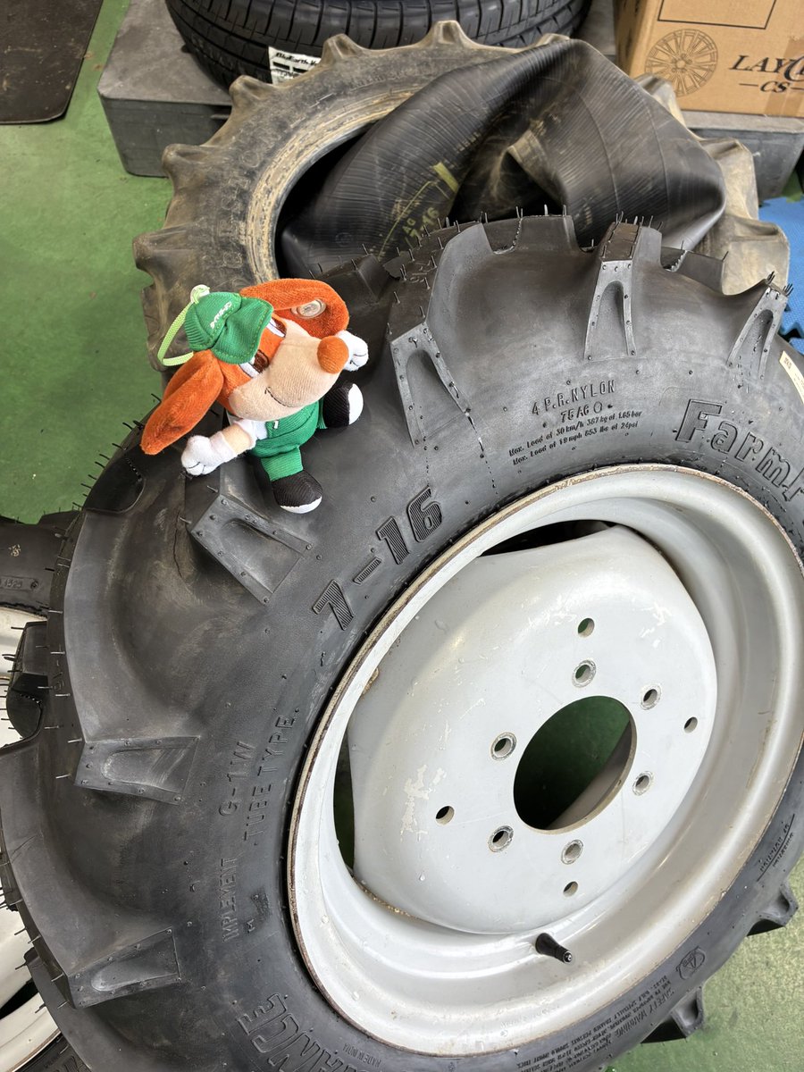 tg_mito's tweet photo. どもども😃本日ゎ農耕用のタイヤ交換です♪タイヤがある所にタイヤ屋さんあり🚜なんてねー。ご相談下さい https://t.co/AGWrKFmdnb