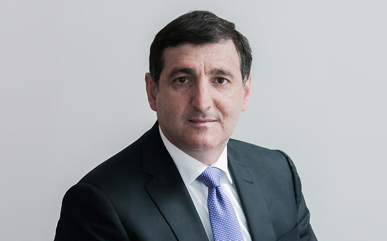 karirfess's tweet photo. "Sell Indonesia" : Dari Mana Istilah Ini Muncul?

Belakangan ini istilah "Sell Indonesia" menjadi sangat viral di kalangan investor global. 

Istilah ini pertama kali digaungkan oleh George Boubouras, Head of Research di K2 Asset Management, hedge fund asal Australia yang mengelola aset sekitar US$4,3 miliar.

Dalam wawancara dengan Bloomberg, Boubouras menyatakan:  
> “The big trade in Asia is sell Indonesia.”

Ia bahkan sudah keluar total dari semua investasi di Indonesia sejak 2024 dan menyatakan tidak akan kembali dalam waktu dekat.

Penyebab Utama:
- Kekhawatiran atas arah kebijakan pemerintahan Prabowo yang dinilai semakin sentralistik.
- Pelemahan rupiah yang tajam.
- Kekhawatiran defisit APBN dan stabilitas ekonomi.

Gerakan ini kemudian semakin meluas, terutama setelah isu korupsi MBG dan pemerasan di Imigrasi ikut menjadi sorotan internasional.

Lalu.. apa Hubungan “Sell Indonesia” dengan Gerakan Uninstall Shopee?**

Baru-baru ini dua gerakan ini ramai dibahas bersamaan. Berikut penjelasan singkatnya:

Gerakan 'yang sudah gua jelaskan di atas tadi' ini memicu amarah banyak netizen Indonesia. Mereka kemudian membalikkan narasi menjadi "SellSingapore" ajakan untuk menjual aset Singapura atau mengurangi penggunaan produk/layanan Singapura di Indonesia.

Karena Shopee dimiliki oleh Sea Limited (perusahaan Singapura), gerakan ini berkembang menjadi ajakan Uninstall Shopee.

Urutannya gini:
- Sell Indonesia → Seruan investor asing menjual saham Indonesia.
- Sell Singapore → Reaksi balik masyarakat Indonesia.
- Uninstall Shopee → Bentuk konkret dari reaksi tersebut karena Shopee adalah perusahaan Singapura terbesar di Indonesia.

Jadi keduanya saling terkait sebagai aksi dan reaksi dalam ketegangan ekonomi-politik Indonesia vs Singapura.