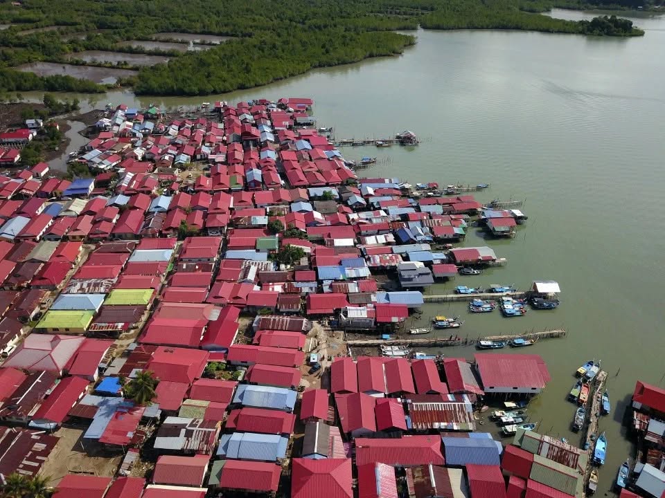 GengKNegara's tweet photo. A VERY BIG KAMPUNG ROHINGYA/MYANMAR

Penempatan ini bermula sejak tahun 1970an dan 1980an, di mana komposisi penduduknya termasuk Melayu dari Myanmar dan etnik Rohingya dari Myanmar.

Tahun demi tahun, kawasan ini semakin dikaitkan sebagai destinasi popular pela­rian Rohingya, https://t.co/c7QbjXwX0g