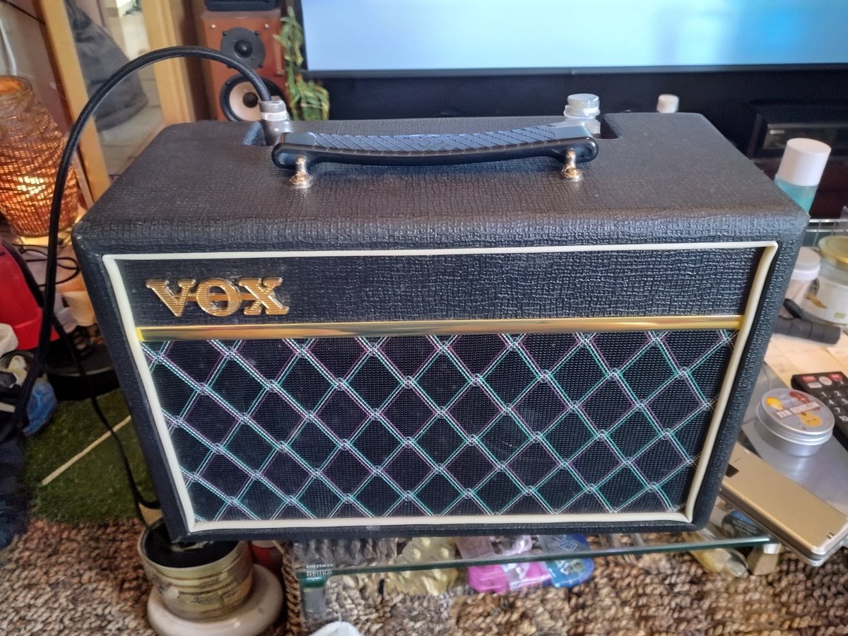 Can07213935's tweet photo. やっぱりHofnerにはVOXのアンプにフラットワウンド弦ですね〜🎸
以前使ってたミニアンプと違って丸く太いHofnerらしい音が！
昔持ってたコンテンポラリーに比べてホロウボディのイグニッションベースはイマイチみたいなコメントを見るけど…
ぜんぜん良い音😉
当たりが良かったのかな？（笑） https://t.co/lYrz1fHnlH