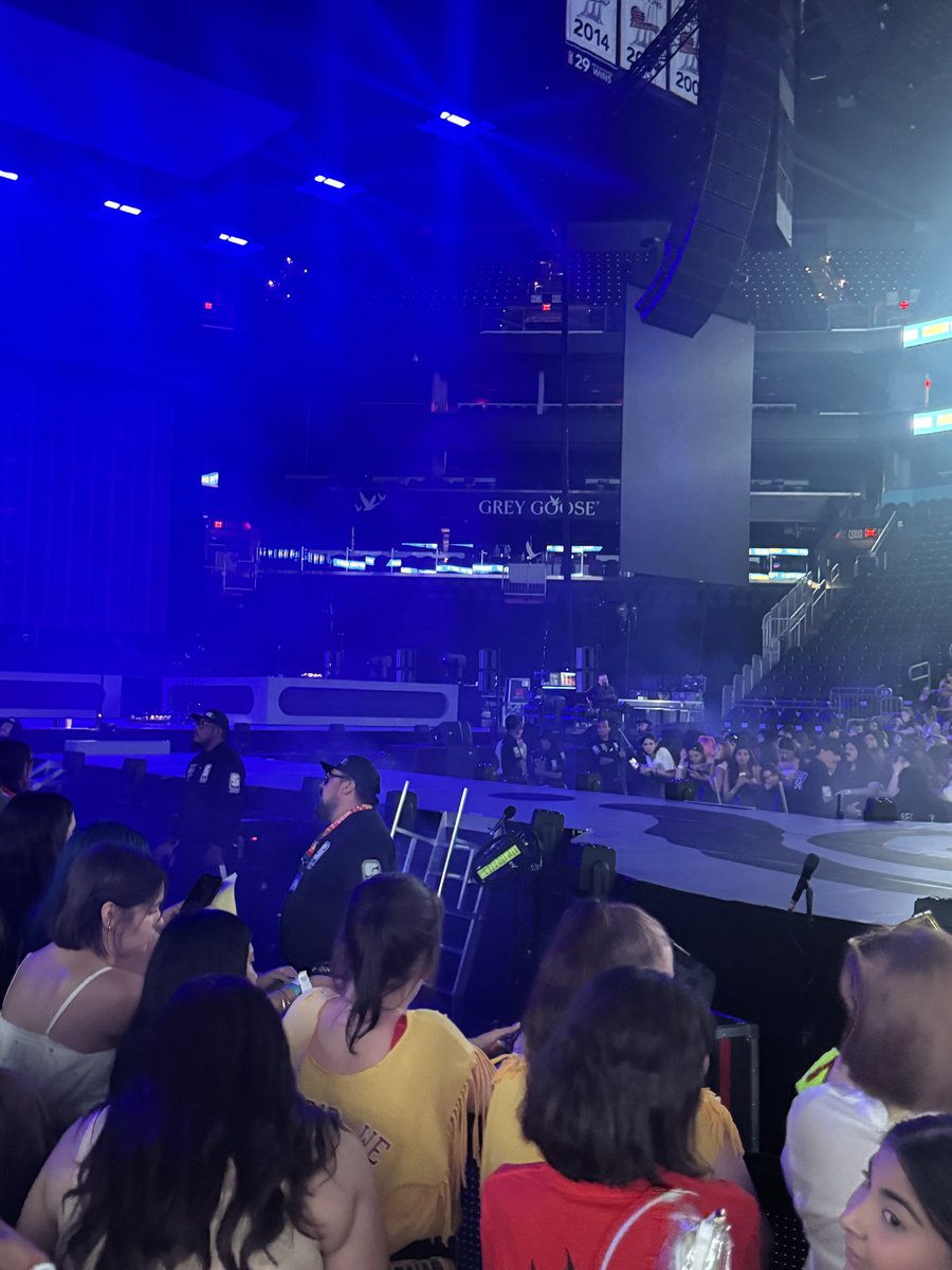 91Romance's tweet photo. WAITING FOR LOUISSS IN PHOENIX https://t.co/VOWPiy1FWU