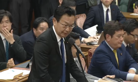 seijichishin's tweet photo. 《【中道じゃなく極左？】 元国会議員・川内博史氏が皇室典範改正で暴論「男系男子の養子案はカルト」》

川内氏が皇族数確保策について、こう言い放った。

「男系男子なる他人を皇族に養子として迎えるなどと言うカルトな案を排し、女系・女性天皇誕生への皇室典範改正への道筋をつけていただくことを切に願う。」

万世一系を貫いてきた伝統を「カルト」とレッテル貼り。
論理的な議論はせず、気に入らない案を感情的に攻撃する姿勢は極左そのもの。

中道改革連合の名に反する過激発言に、ネットでは「中道じゃなくて極左だろ」「国会議員失格」の声が殺到。川内氏のこの発言、あなたはどう思いますか？コメントでご意見をお聞かせください！

#川内博史 #皇室典範