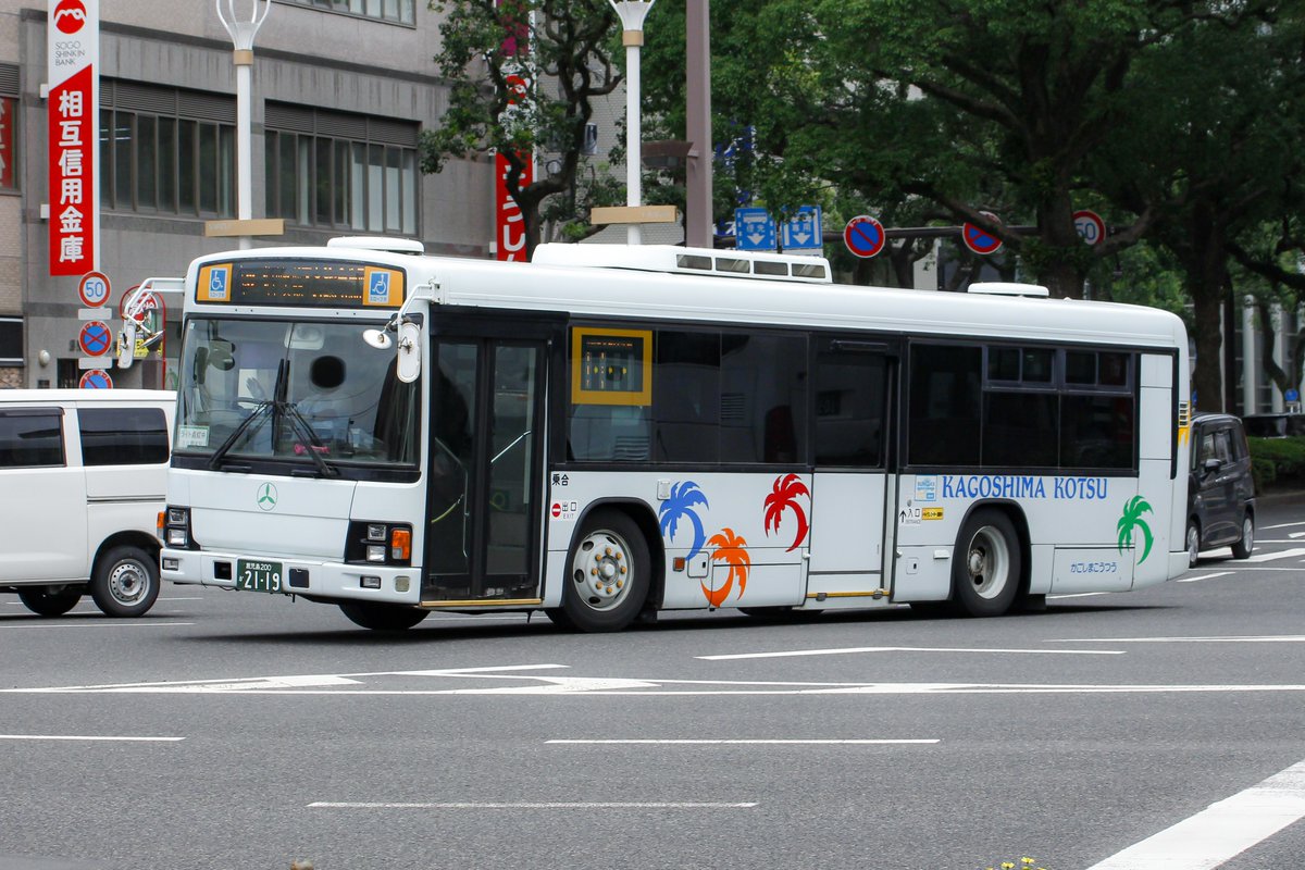 whitebus_1214's tweet photo. 鹿児島交通【200か2119】
KL-LV834L1
元:伊丹市交通局
プチ朗報で、2119の広告が解除されておりました。同移籍元の834はほぼ全車が広告を纏っていたため、久しぶりにすっぴんの姿が拝めるようになりました。最近は広告解除後に🌴の配色更新までされていましたが、移籍直後の配色のままです。
2026.6.15 https://t.co/mmefyMHWhi