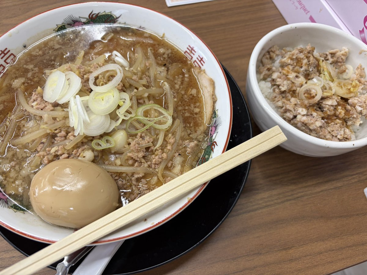 _se_m4's tweet photo. 北ノ醤油つくば店、初日凸！
生SUSURUさんを拝みながら特製ラーメンと誠意のチャーシュー丼を注文
あっさりながらもコクがあり、挽肉から豚の旨みが溢れる最高のバランスなスープと、真っ黄色なちぢれ中華麺は啜り心地が抜群で、チャーシュー丼も肉ゴロゴロ！
大変美味しくすすれました！ごっそれぃ！ https://t.co/jxa91S7WkJ