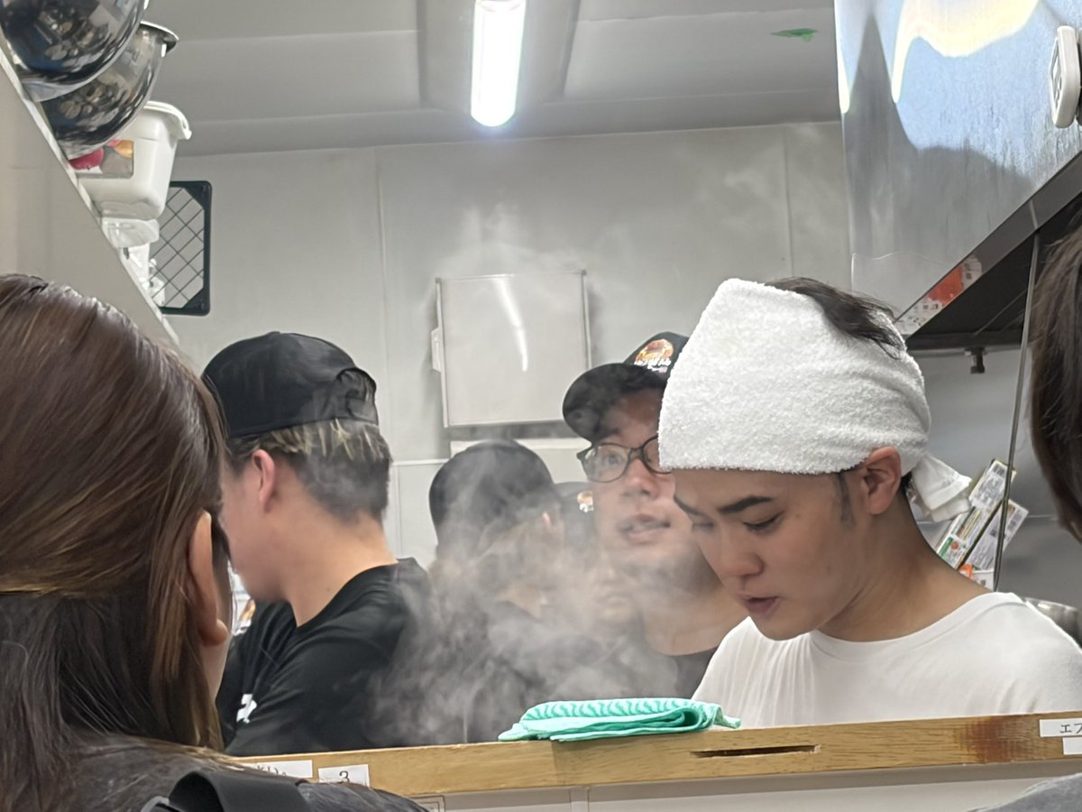 _se_m4's tweet photo. 北ノ醤油つくば店、初日凸！
生SUSURUさんを拝みながら特製ラーメンと誠意のチャーシュー丼を注文
あっさりながらもコクがあり、挽肉から豚の旨みが溢れる最高のバランスなスープと、真っ黄色なちぢれ中華麺は啜り心地が抜群で、チャーシュー丼も肉ゴロゴロ！
大変美味しくすすれました！ごっそれぃ！ https://t.co/jxa91S7WkJ