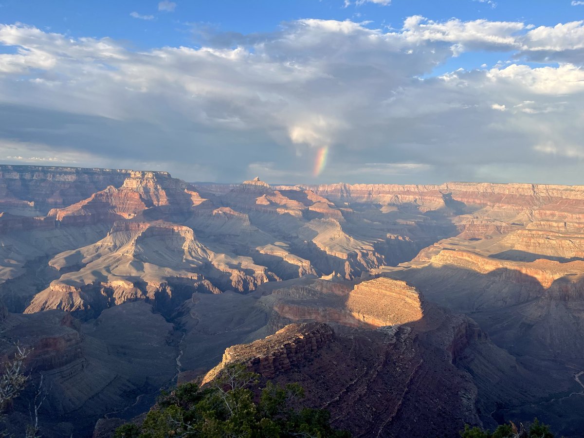 larrysp0rtello's tweet photo. Blue skies and sunset and lightning and rainbows all happening at the same time… ridiculousness https://t.co/y046piFQgF