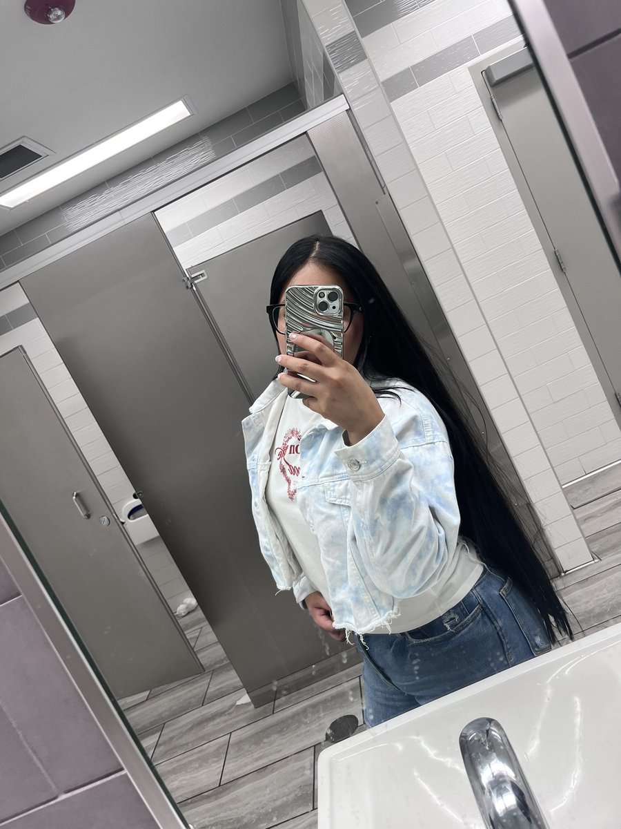 Sayrv25's tweet photo. Mi mejor accesorio siempre será el cabello largo negro💕🥴 https://t.co/5o5J46YMgP