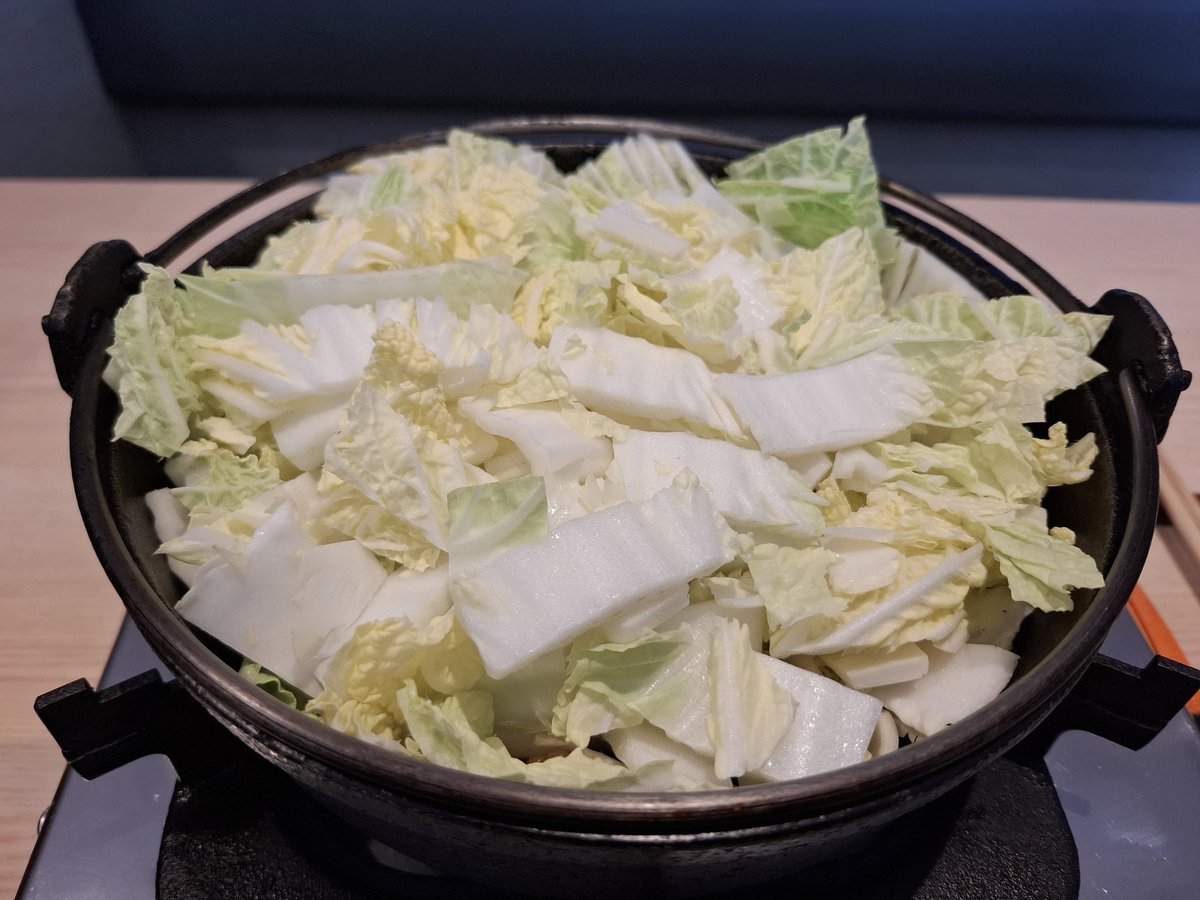 kzmnt's tweet photo. もはやこれを食べるために来た。さぶろうべいの親鶏白菜鍋 https://t.co/DRHGcFV6xS