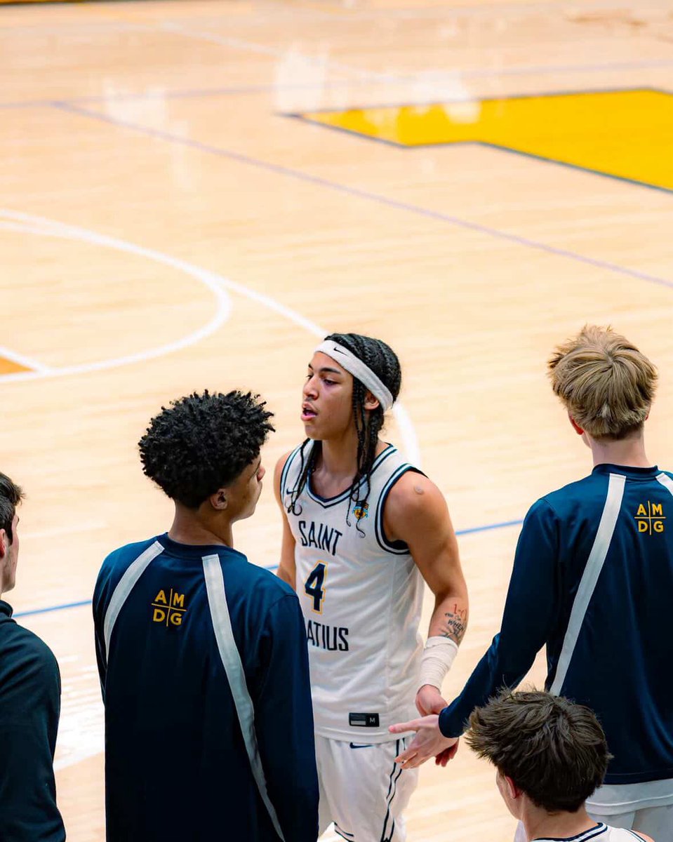 Denahimelton's tweet photo. 2028 contact period 
- Cleveland st Ignatius high school 
-point guard 
-6’0 
-165 pounds 
📞 440-650-7522 
✉️ dmelton28@student.ignatius.edu https://t.co/yf52ljnrw7