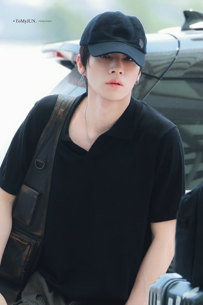 XIAOJUNTEAM's tweet photo. Have a safe flight singer Xiaojun 🫡 

©️ToMyJUN0808 
#XIAOJUN #샤오쥔 #肖俊 https://t.co/RYL1f5PNhb