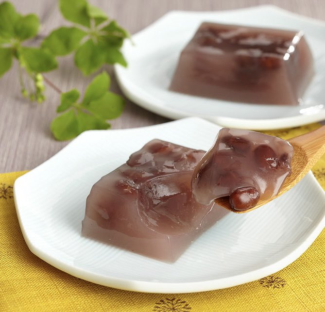 wagashibuyer's tweet photo. #販売情報

さあ、いよいよ明日6/16は「#和菓子の日」。それに合わせて、大阪の #廣井堂 さんが作る『#笑わず餅』が今年も顔を出します。「和菓子の日」に合わせて、何か盛り上がるようなことができないかと、#大阪府生菓子組合 の青年部が10年くらい前に考案したのが『笑わず餅』なのです。  

小豆には古来より厄除けや暑気払いの効果があるとされていることもあり、蕨粉や多くの澱粉質を合わせて仕上げる、おやつ菓子として、わらび餅に似た食感と、小豆のこしあんを合わせ、さらに大納言小豆の粒を散らして仕上げられています。  

お店によって、いろんな『笑わず餅』を作っていらっしゃるので、そのバリエーションも楽しんでもらいたいですね。大阪にお住まいの方には、ぜひいろんな『笑わず餅』を楽しんでもらいたいです。  

廣井堂さんの『笑わず餅』は、日本橋・新宿・横浜・玉川・柏・大阪・泉北の #高島屋 各店の #銘菓百選 の冷蔵ケースにて、昨日もしくは本日の入荷にて登場しています。なお、完売の際にはご容赦ください。

1個　税込648円