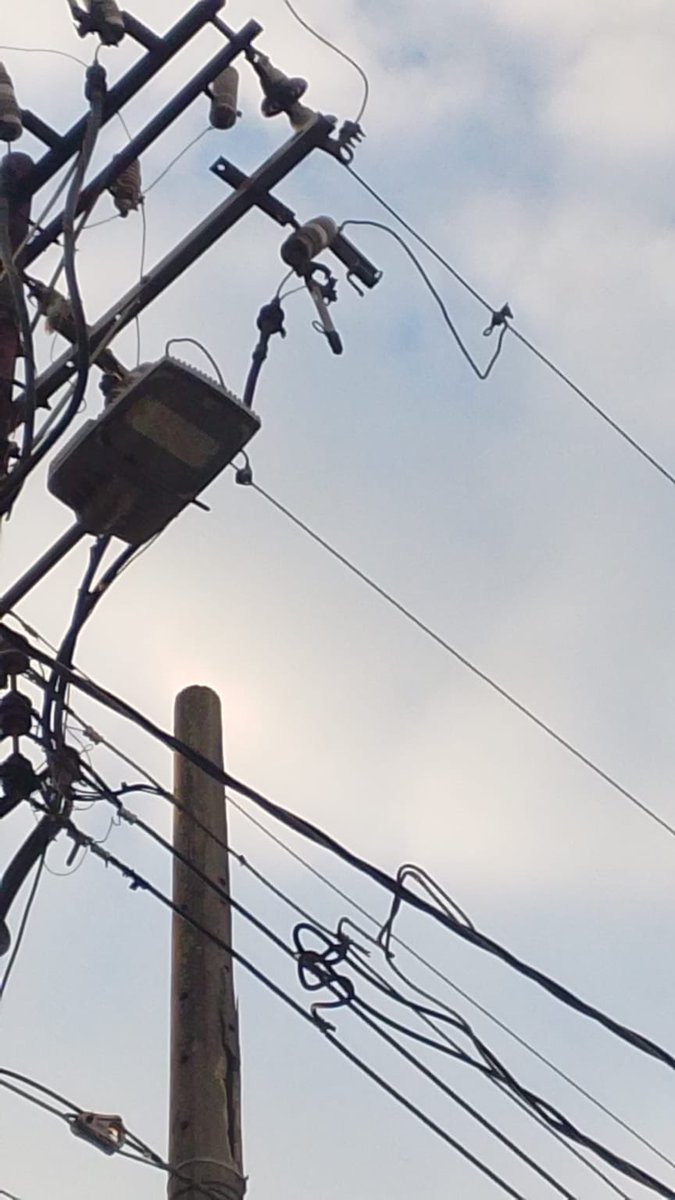 cmogro90's tweet photo. @CNEL_EP @servicioscnelep 

Cables en mal estado por falta de mantenimiento 
Hoy urdesa a las 6:55 pm casi 10 horas sin luz y 
Los Técnico indican que van a llamar a bodega y ver si tienen el cable, y si no lo tienen ? https://t.co/w2MWlzcOou