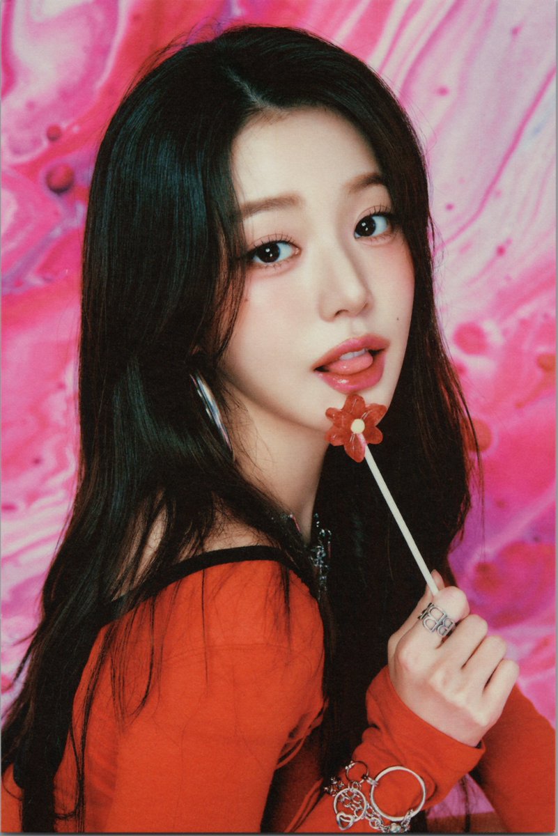 beaucutegirl's tweet photo. 2025 Season's Greetings 'Colorful Days' Scans 3 🍎 
#장원영 #JANGWONYOUNG 

https://t.co/YLeTsdFVrG https://t.co/myhOb6ilLL