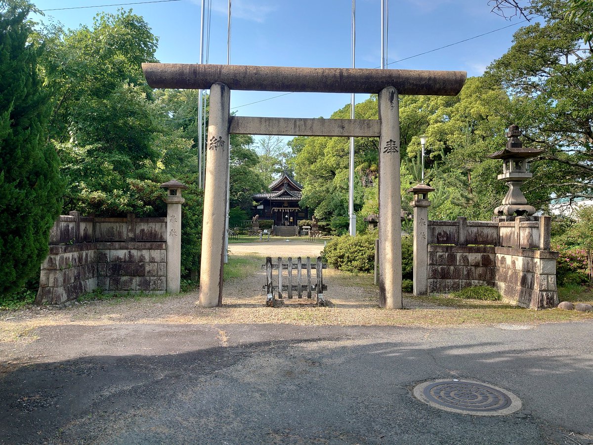 ratama9's tweet photo. 下川手石切神社（岐阜市）の不浄門

『厚見郷土史』に掲載される、明治二十八年十月十九日の県知事宛て文書によれば、拝殿と鳥居の間に、「不浄門　延長弐間　廿五年九月改築」と記述あり。
二の鳥居両側にある逆Ｌ字の石塀。 https://t.co/9Tk0rU7uLV