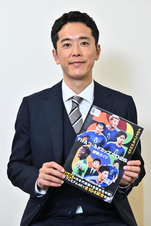 fcbliebe1900's tweet photo. W杯日本対オランダで現地実況を務め、本田さんの質問に的確に答えたアナウンサーは、大阪放送局の小宮山晃義（こみやま てるよし）アナウンサー。高校サッカーの名門・暁星高でサッカーしてた、「東京から名古屋まで自転車で行ったことがある」人でした。サッカー詳しいのに納得。
#サッカー日本代表 https://t.co/NTyfrzOqTc