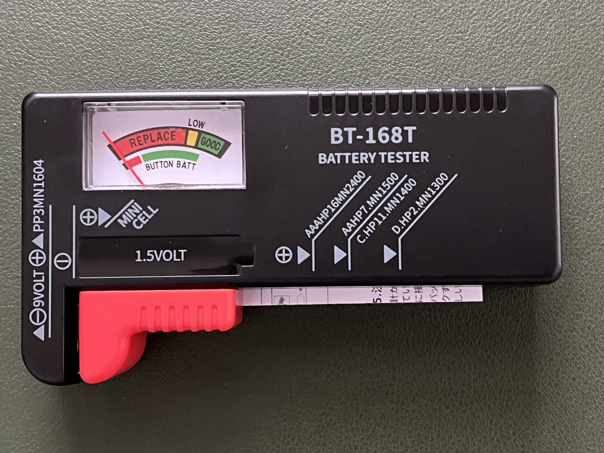zerotora's tweet photo. 電池の残量チェッカーを買いました。便利です。そしてあまり使わないペンライトに電池を入れっぱなしにするのはよくないので外したほうがいいです。私は使っていないリモコンに入れたままだった電池が液漏れした経験があります。あと廃棄する場合は電極部をセロテープで絶縁したほうがいいらしい。 https://t.co/6faqdBuJQf
