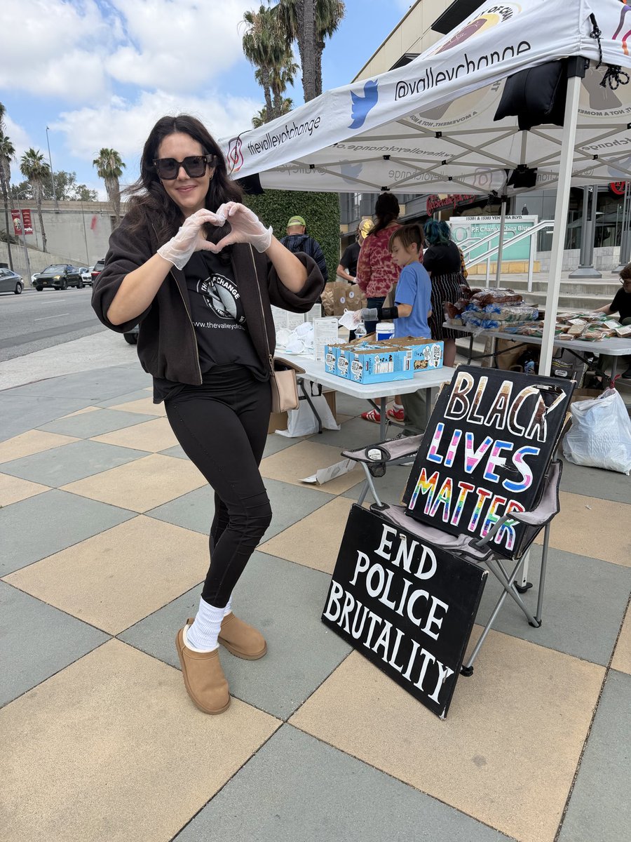 ValleyChange's tweet photo. This is what community looks like!  Last month, we came together as a commUNITY to care for our friends in need.  We assembled and distributed 707 bagged lunches, with water and a mask.  Find likeminded folks and do something beautiful for our amazing City!

Care First 🫶🏾 https://t.co/9nE92UnEmR