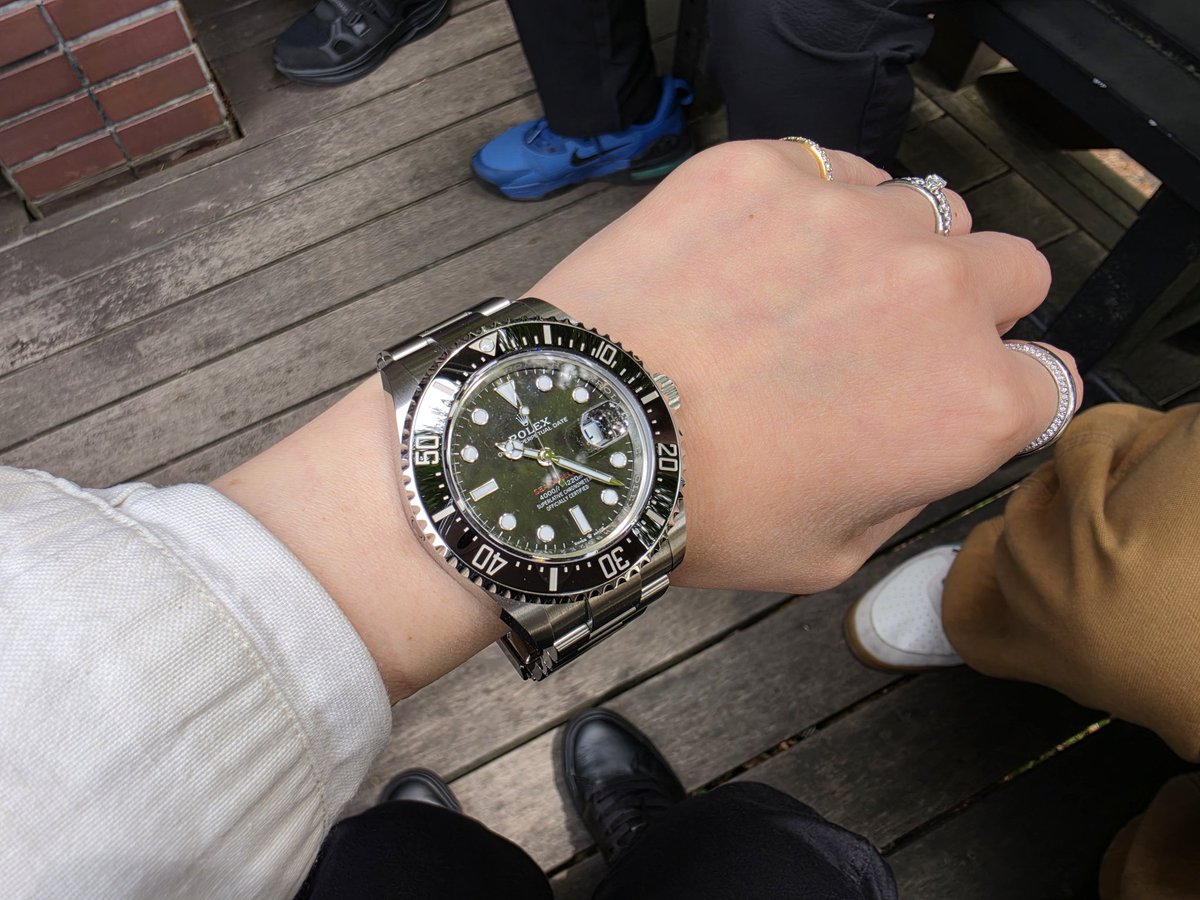 sumeragi37's tweet photo. ロレックス試着させてもらった🤤
内側の側面にROLEXて文字ある😲
(でかいな…🙄) https://t.co/tERFlT33C0