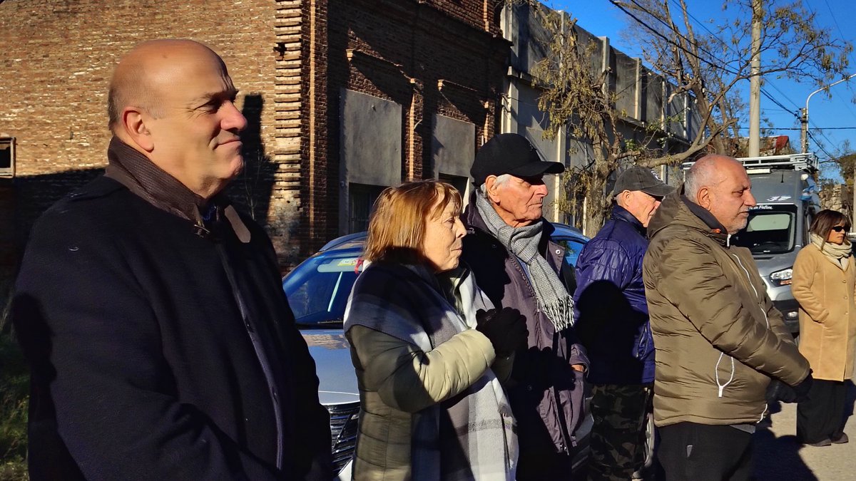 AndresDeLeo's tweet photo. Hoy participé del acto conmemorativo del Día de la Máxima Resistencia en Malvinas, realizado en Cabildo, un espacio de encuentro, memoria y reconocimiento a quienes forman parte de esta historia.

Además, hicimos entrega de la Declaración de Interés Legislativo de la Honorable Cámara de Diputados de la Provincia de Buenos Aires, en reconocimiento a esta significativa conmemoración y al compromiso permanente de quienes mantienen viva la causa Malvinas.

Malvinas fue, es y será una causa que nos une como argentinos. Honor y gratitud a nuestros veteranos y a todos aquellos que sostienen la memoria.