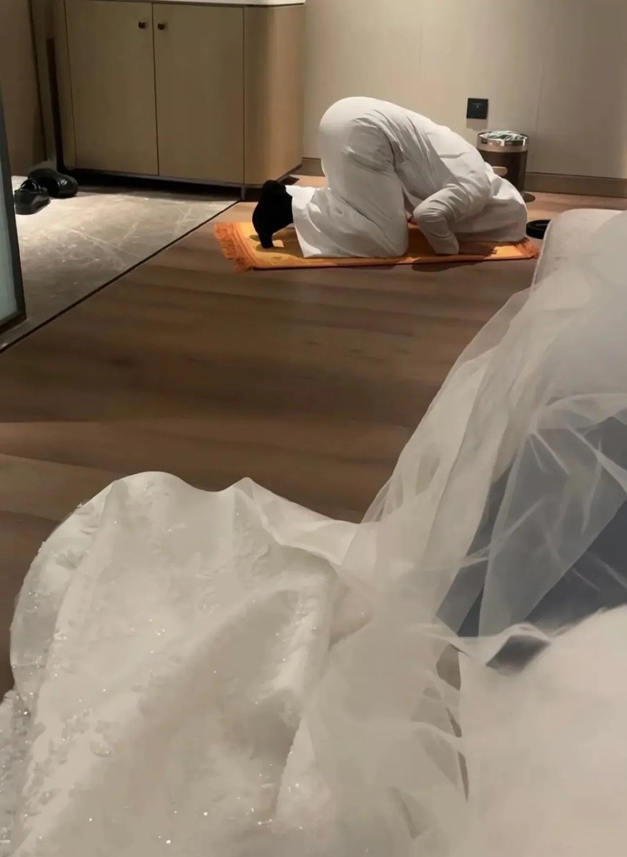 R2CV8's tweet photo. يارب لكل بنت شخص 
يصون مايخون 
حنون يصب عليها الحب صبا 
خلوق وأنيق ومحترم 
مايزعلها ويكسر بخاطرها 
يكون أب وأخ وشريك حياة وصديق وتوأم روح وسند
عاجلا غير آجل💜☔️ https://t.co/HlGz2HM2e4