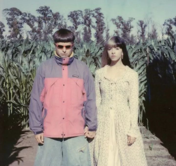igorogh's tweet photo. Melanie Martinez usou as redes sociais para se despedir de Oliver Tree em uma emocionante homenagem após sua morte: 😢

Tradução:

“Hoje foi um dia devastador para mim. É muito difícil entender como alguém com quem você compartilhou um período tão especial e marcante da sua vida pode simplesmente desaparecer de repente.

Ele era tão dedicado à sua arte, algo que eu admirava e respeitava profundamente. Acho que todos que o conheceram vão se lembrar daqueles momentos de risadas e alegria que ele proporcionava com tanta facilidade. Seu riso era tão contagiante e acolhedor.

Sua capacidade de liderar de forma criativa e agir, ao mesmo tempo em que mantinha um senso de encantamento e admiração quase infantil, era extremamente inspiradora. Ele tinha um coração tão gentil e era um verdadeiro artista em todos os sentidos.

Descanse em paz, Oliver. Sei que você está fazendo os anjos darem risada. Eu estarei aqui imaginando qual acrobacia e qual projeto criativo você está planejando aí no céu.

Com todo o meu amor.” ❤️‍🩹