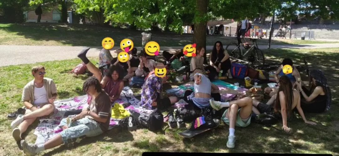 speedygonzesse's tweet photo. Beh ct grave la frappe j'aime trop mes potes https://t.co/3isKqKHFmX