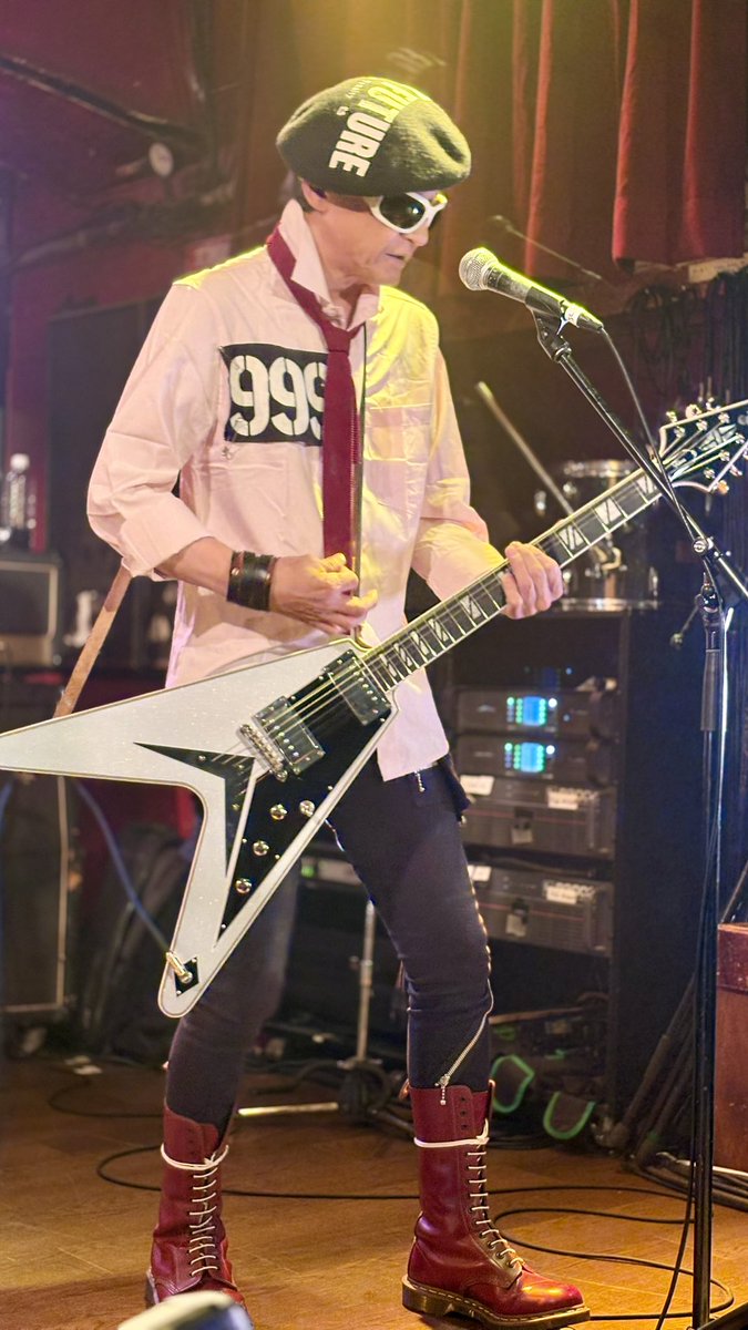 ReddOhta's tweet photo. 昨夜はVIBRATE TWO FINGERSのレコ発で渋谷CHEALSEA HOTELへ！
相変わらずめちゃくちゃかっこよかった！！ https://t.co/PfDH82hujg
