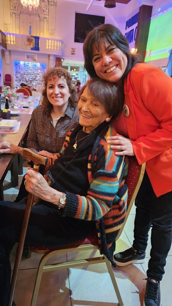Nadia_Astrad's tweet photo. HASTA SIEMPRE, TATY
🤍♾️ Con tu poesía, con los versos de Alejandro y tu amor infinito seguiremos luchando. "LAS LOCAS" no mueren, se eternizan y ya hace tiempo estás anclada en la identidad argentina. 
Te quiero y te abrazo siempre ❤️ Taty ♾️ #tatyalmeida https://t.co/eLqH0dCM5Z
