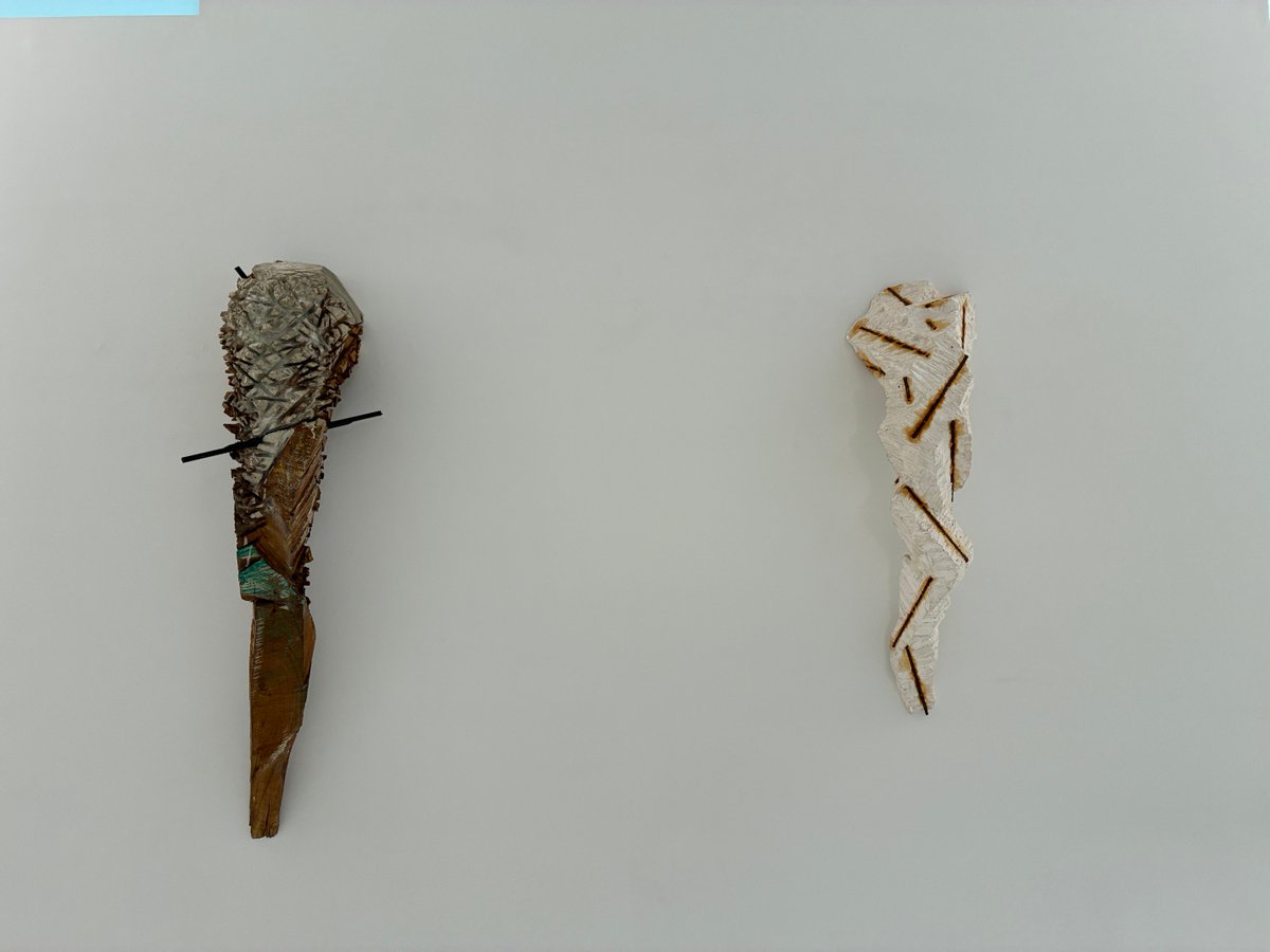 WanderHytew's tweet photo. 戸谷成雄追悼展＠シュウゴアーツ。壁に架かる作品が磔刑図のように感じられた、 https://t.co/HcZ7x52jT4