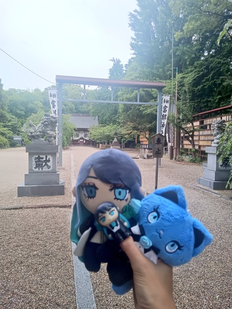 takeuchi516q's tweet photo. Adoちゃん『Ao』成功祈願　
神社⛩️と公園⛲池の噴水で　
Adoぬい·アドローザぬいと📸　
　
昨日『Ao』グッズ紹介動画🎶 
グッズも可愛いし　
プレゼンするAdoちゃんも可愛いし 
めっちゃ良かったよねーー🥰🥰🥰　
　
渋谷ジャックの綺羅配信も⚽　
めっちゃ最高すぎましたーー🥰🥰🥰　
　
皆々様に御多幸御祈り申し上げます🙇　
#Ado #日産スタジアム　
#Ado_Ao