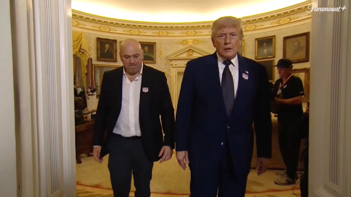 ThePeoplesMMA's tweet photo. 25 Years Later...

The most important man in MMA history &amp; MMA's biggest &amp; most powerful friend are still breaking ground for the sport we love!

Thank you @DanaWhite Thank you @realDonaldTrump 

#UFCWhiteHouse https://t.co/nCqy46v52p