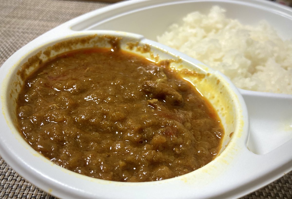peacamp's tweet photo. 荻窪のCAMPTEBAで初めて食べたタムさんのカレー！さいキャンでも食べて！まさか週末のCAMPBEANでも食べれた！
最近はカレーはこのカレーしか食べてない！とにかく美味しいのよ🍛✨
日曜に帰り際にサービスまでしてもらって土日両日とも食べれた🥹
奥様！そんな美味しい #スパイスガロ さんのカレーがまた都内で食べれるそうですよ✨
新作のシフォンケーキも期待しております🤭